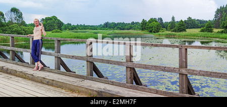 Lebensstil der ländlichen Sommer 2013. Die Einwohner des Dorfes hat einen Rest - stand auf dem Bürgersteig der Holzbrücke. Stockfoto