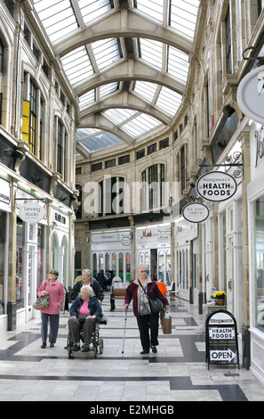 Die Royal Arcade, Stadtzentrum Worthing, West Sussex. Erbaut im Jahre 1925, renoviert 1999. Stockfoto