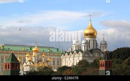 Herrliche Aussicht auf die Erzengel-Michael-Kathedrale der Verkündigung Kathedrale im Moskauer Kreml Stockfoto