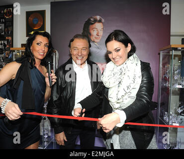 Gast, Karel Gott, Ewa Farna bei der Eröffnung von Karel Gott Museum WENN.com mit: Gast, Karel Gott, Ewa Farna wo: Stockfoto