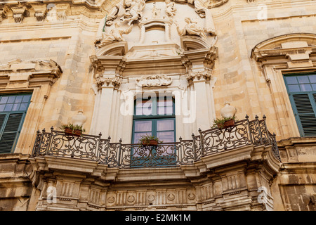 Ein typisch maltesischen Balkon mit einem ausgefallenen schmiedeeisernen Geländer. Stockfoto