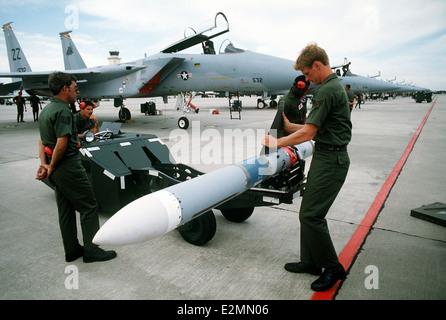 Munition Besatzungsmitglieder bereiten eine Rakete für die Verladung auf ein Flugzeug f-15 Eagle Stockfoto