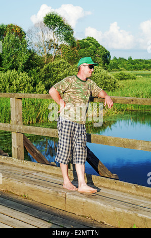 Lebensstil der ländlichen Sommer 2013. Die Einwohner des Dorfes hat einen Rest - stand auf dem Bürgersteig der Holzbrücke. Stockfoto