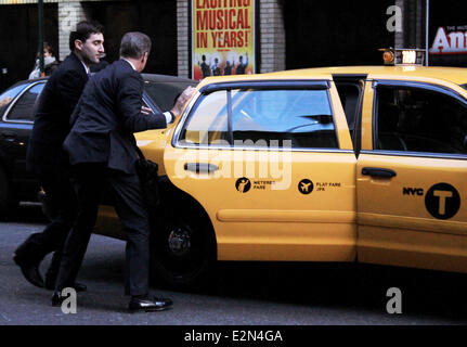 Brian Williams kämpft für ein Taxi in einem Skit an der Ed Sullivan Theater für "The Late Show with David Letterman" Featuring: Brian Williams wo: New York City, NY, USA bei: 8. Januar 2013 Stockfoto