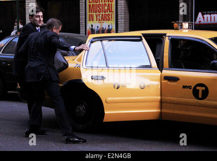 Brian Williams kämpft für ein Taxi in einem Skit an der Ed Sullivan Theater für "The Late Show with David Letterman" Featuring: Brian Williams wo: New York City, NY, USA bei: 8. Januar 2013 Stockfoto