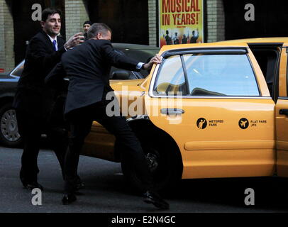 Brian Williams kämpft für ein Taxi in einem Skit an der Ed Sullivan Theater für "The Late Show with David Letterman" Featuring: Brian Williams wo: New York City, NY, USA bei: 8. Januar 2013 Stockfoto