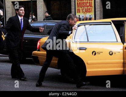 Brian Williams kämpft für ein Taxi in einem Skit an der Ed Sullivan Theater für "The Late Show with David Letterman" Featuring: Brian Williams wo: New York City, NY, USA bei: 8. Januar 2013 Stockfoto