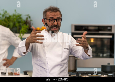 Massimo Bottura ist der Chef Patron 3 Michelin-Sterne und weltweit 3. beste Restaurant Osteria Francescana in Italien. Stockfoto