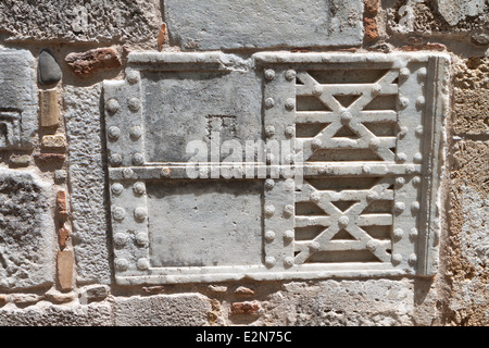 Uralte Fragment eingebettet in eine traditionelle orthodoxe Kirche auf der Insel Kos in Griechenland Stockfoto