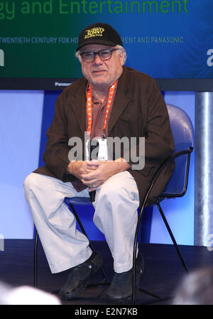 Danny Devito nimmt seine Schuhe und Socken bei einem Auftritt bei der Panasonic Booth auf 2013 Consumer Electronics Show Featuring: Danny Devito Where: Las Vegas, Nevada, USA bei: 9. Januar 2013 Stockfoto