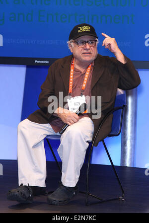 Danny Devito nimmt seine Schuhe und Socken bei einem Auftritt bei der Panasonic Booth auf 2013 Consumer Electronics Show Featuring: Danny Devito Where: Las Vegas, Nevada, USA bei: 9. Januar 2013 Stockfoto