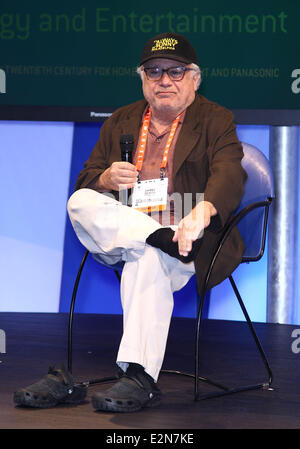 Danny Devito nimmt seine Schuhe und Socken bei einem Auftritt bei der Panasonic Booth auf 2013 Consumer Electronics Show Featuring: Danny Devito Where: Las Vegas, Nevada, USA bei: 9. Januar 2013 Stockfoto