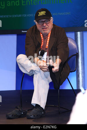 Danny Devito nimmt seine Schuhe und Socken bei einem Auftritt bei der Panasonic Booth auf 2013 Consumer Electronics Show Featuring: Danny Devito Where: Las Vegas, Nevada, USA bei: 9. Januar 2013 Stockfoto