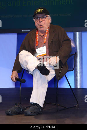 Danny Devito nimmt seine Schuhe und Socken bei einem Auftritt bei der Panasonic Booth auf 2013 Consumer Electronics Show Featuring: Danny Devito Where: Las Vegas, Nevada, USA bei: 9. Januar 2013 Stockfoto