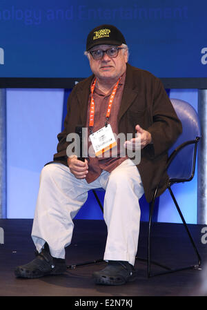 Danny Devito nimmt seine Schuhe und Socken bei einem Auftritt bei der Panasonic Booth auf 2013 Consumer Electronics Show Featuring: Danny Devito Where: Las Vegas, Nevada, USA bei: 9. Januar 2013 Stockfoto