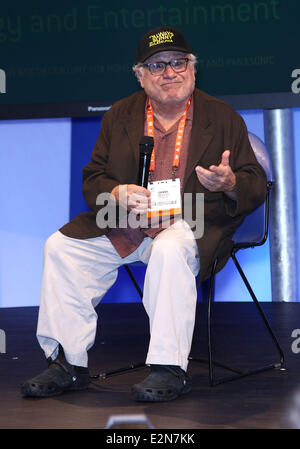 Danny Devito nimmt seine Schuhe und Socken bei einem Auftritt bei der Panasonic Booth auf 2013 Consumer Electronics Show Featuring: Danny Devito Where: Las Vegas, Nevada, USA bei: 9. Januar 2013 Stockfoto