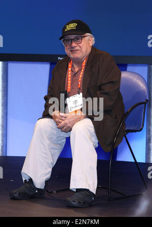 Danny Devito nimmt seine Schuhe und Socken bei einem Auftritt bei der Panasonic Booth auf 2013 Consumer Electronics Show Featuring: Danny Devito Where: Las Vegas, Nevada, USA bei: 9. Januar 2013 Stockfoto