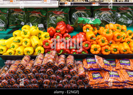 Gelbe Paprika, rot und orange Paprika. Sunbeam Tomaten und Babykarotten Stockfoto