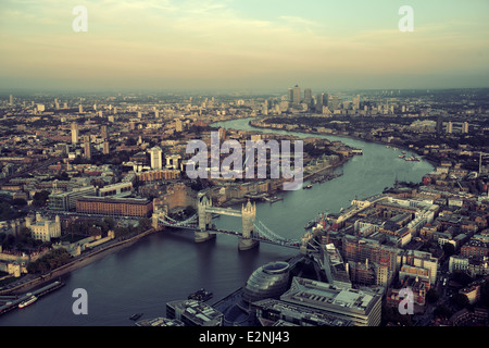 London auf dem Dach Ansicht Panorama bei Sonnenuntergang mit städtischen Architekturen und Themse. Stockfoto