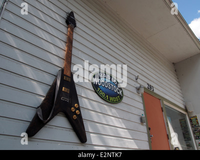 Gitarre-Skulptur montiert auf den Aufbau am Eingang Radio 100,1 in Woodstock, New York, USA, 7. Juni 2014, © Katharine Andriotis Stockfoto