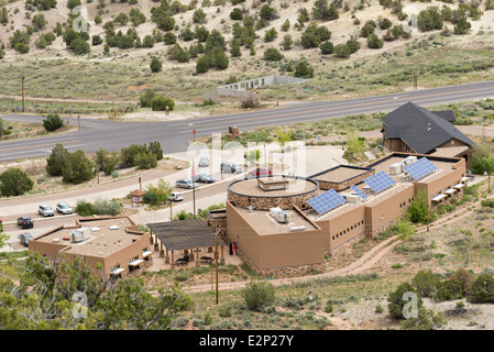 Solar-Panels auf der Oberseite der LEED zertifiziert Escalante Interagency Forge Center in Escalante, Utah. Stockfoto