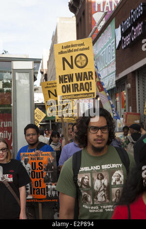 NY, NY, USA. 20. Juni 2014. Eine Koalition von Gruppen Streikposten vor einer militärischen Karrierecenter in Harlem, NYC.  Arme Vierteln wie Harlem seit jeher fruchtbaren Boden, um Soldaten für das US-Militär zu rekrutieren. Bildnachweis: David Grossman/Alamy Live-Nachrichten Stockfoto