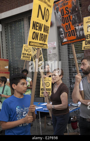 NY, NY, USA. 20. Juni 2014. Eine Koalition von Gruppen Streikposten vor einer militärischen Karrierecenter in Harlem, NYC.  Arme Vierteln wie Harlem seit jeher fruchtbaren Boden, um Soldaten für das US-Militär zu rekrutieren. Bildnachweis: David Grossman/Alamy Live-Nachrichten Stockfoto