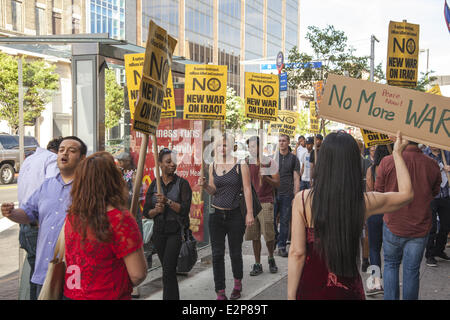 NY, NY, USA. 20. Juni 2014. Eine Koalition von Gruppen Streikposten vor einer militärischen Karrierecenter in Harlem, NYC.  Arme Vierteln wie Harlem seit jeher fruchtbaren Boden, um Soldaten für das US-Militär zu rekrutieren. Bildnachweis: David Grossman/Alamy Live-Nachrichten Stockfoto