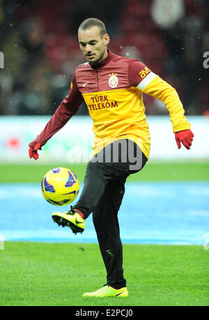 Neuzugang Wesley Sneijder macht sein Liga-Debüt für Galatasaray im Derby gegen Besiktas Istanbul. Galatasaray gewann das Spiel 2: 1.  Mitwirkende: Wesley Sneijder Where: Istanbul, Türkei wenn: 27. Januar 2013 Stockfoto