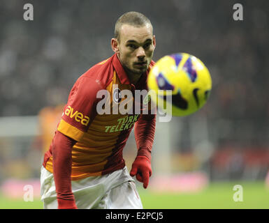 Neuzugang Wesley Sneijder macht sein Liga-Debüt für Galatasaray im Derby gegen Besiktas Istanbul. Galatasaray gewann das Spiel 2: 1.  Mitwirkende: Wesley Sneijder Where: Istanbul, Türkei wenn: 27. Januar 2013 Stockfoto