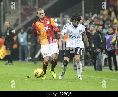 Neuzugang Wesley Sneijder macht sein Liga-Debüt für Galatasaray im Derby gegen Besiktas Istanbul. Galatasaray gewann das Spiel 2: 1.  Mitwirkende: Wesley Sneijder Where: Istanbul, Türkei wenn: 27. Januar 2013 Stockfoto