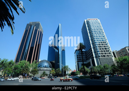 Centro Bursatil Gebäude (Mitte) auf dem Paseo De La Reforma in Mexiko-Stadt, Mexiko. Stockfoto