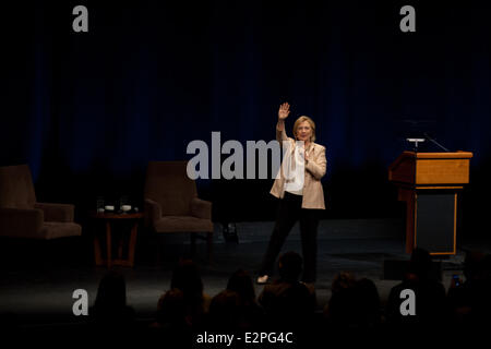 Austin, Texas, USA. 20. Juni 2014. Hillary Rodham Clinton begrüßt das Publikum bei den Long-Center für darstellende Künste in Austin, TX. Frau Clinton war in Austin, ihr neues Buch, schwierige Entscheidungen zu fördern. Bildnachweis: Rustin Gudim/ZUMAPRESS.com/Alamy Live-Nachrichten Stockfoto