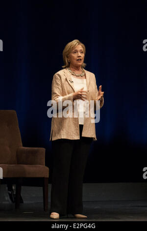 Austin, Texas, USA. 20. Juni 2014. Hillary Rodham Clinton spricht das Publikum bei den Long-Center für darstellende Künste in Austin, TX. Frau Clinton war in Austin, ihr neues Buch, schwierige Entscheidungen zu fördern. Bildnachweis: Rustin Gudim/ZUMAPRESS.com/Alamy Live-Nachrichten Stockfoto