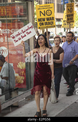 NY, NY, USA. 20. Juni 2014. Eine Koalition von Gruppen Streikposten vor einer militärischen Karrierecenter in Harlem, NYC.  Arme Vierteln wie Harlem seit jeher fruchtbaren Boden, um Soldaten für das US-Militär zu rekrutieren. Bildnachweis: David Grossman/Alamy Live-Nachrichten Stockfoto