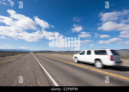 SUV auf einer einsamen Landstraße unterhalb der Toiyabe Bereich, Nevada. Stockfoto