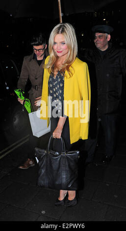 MTV-Moderatorin, Laura Whitmore verlässt eine Party feiert die neue Partnerschaft zwischen Johnnie Walker Blue Label bei Annabels Featuring: Laura Whitmore Where: London, Vereinigtes Königreich bei: 5. Februar 2013 Stockfoto