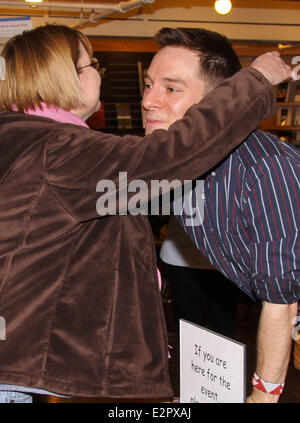 Instore-Auftritt für "Bessere Nate Than Ever" von Tim Federle am Drama Buch Shop mit: Tim Federle, wo fans: New York City, NY, USA bei: 5. Februar 2013 Stockfoto