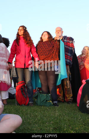 New-Age Nachtschwärmer feiern der Sommersonnenwende auf Glastonbury Tor 21. Juni 2014 Stockfoto