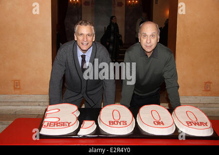 3000. Leistung der "Jersey Boys" am Broadway im August Wilson Theater Featuring: Rick Elice, Marshall Brickman wo: New York City, NY, USA bei: 7. Februar 2013 Stockfoto