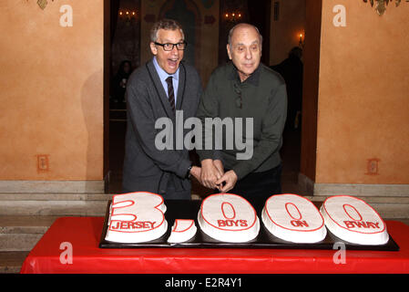 3000. Leistung der "Jersey Boys" am Broadway im August Wilson Theater Featuring: Rick Elice, Marshall Brickman wo: New York City, NY, USA bei: 7. Februar 2013 Stockfoto