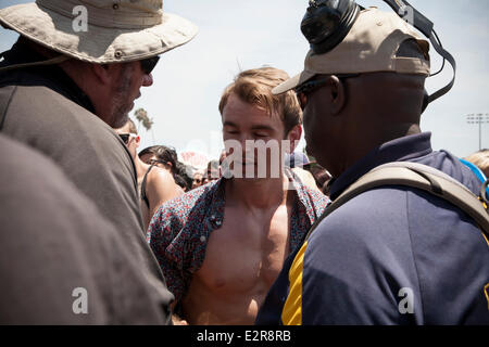 Pomona, CA, USA. 20. Juni 2014. Betrunken Fan kann kaum die Augen offen halten wie er Sie Sicherheit auf der Vans Warped Tour bewertet wird. Tausende von jungen alternative Musik-Fans für die USA aufgetaucht, nur Festival, in der Gegend von Los Angeles Touren stoppen in Pomona, Kalifornien. Der Festival-Tour geht morgen weiter in Mountain View, CA, USA und endet im August in Denver, Colorado, USA. Bildnachweis: Andie Mühlen/Alamy Live-Nachrichten Stockfoto