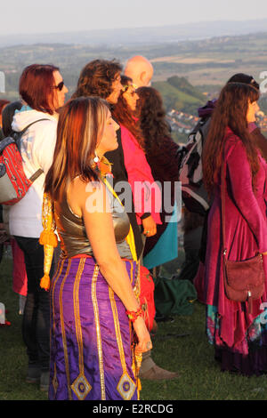 New-Age Nachtschwärmer feiern der Sommersonnenwende auf Glastonbury Tor 21. Juni 2014 Stockfoto