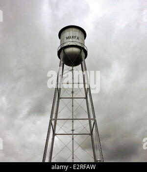 Marfa, Texas, USA. 11. September 2013. Der Wasserturm Marfa in Marfa, Texas. © Ashley Landis/ZUMA Wire/ZUMAPRESS.com/Alamy Live-Nachrichten Stockfoto