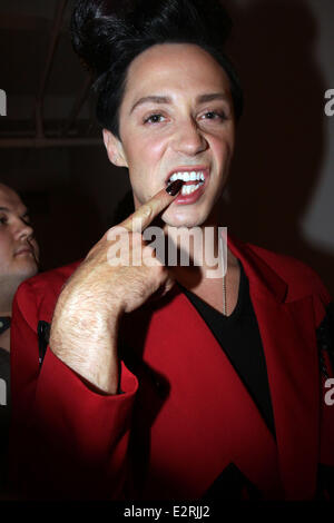 Mercedes-Benz New York Mode Woche Herbst/Winter 2013 - Blondinen - Backstage mit: Johnny Weir wo: New York City, Ne Stockfoto