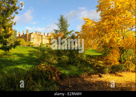 Manor House auf dem Gelände des Batsford Arboretum Umgeben von Autumn Color neben der historischen Marktstadt Moreton-in-Marsh in Den Cotswolds. Stockfoto