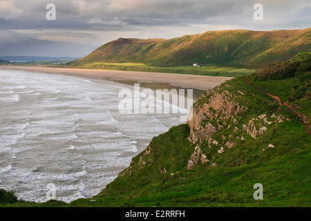 Mit Blick auf Rhossili Bucht. Surfen Sie, Rennen von der Abendsonne beleuchtet. Stockfoto