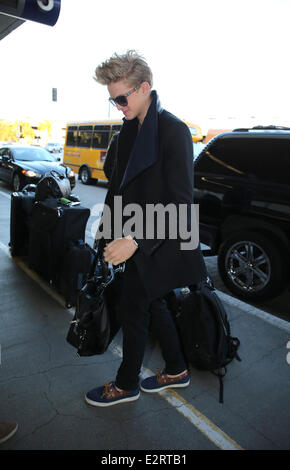 Cody Simpson Ankunft am LAX Flughafen mit ein paar Gitarren Featuring: Cody Simpson wo: Los Angeles, California, Vereinigte Staaten von Amerika bei: 15. Februar 2013 Stockfoto