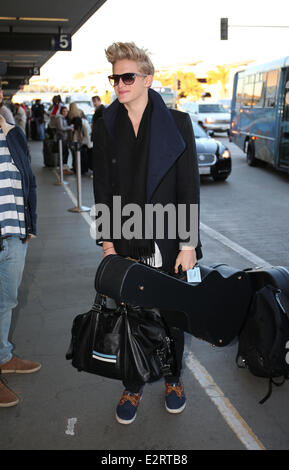 Cody Simpson Ankunft am LAX Flughafen mit ein paar Gitarren Featuring: Cody Simpson wo: Los Angeles, California, Vereinigte Staaten von Amerika bei: 15. Februar 2013 Stockfoto