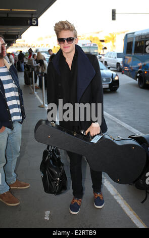 Cody Simpson Ankunft am LAX Flughafen mit ein paar Gitarren Featuring: Cody Simpson wo: Los Angeles, California, Vereinigte Staaten von Amerika bei: 15. Februar 2013 Stockfoto